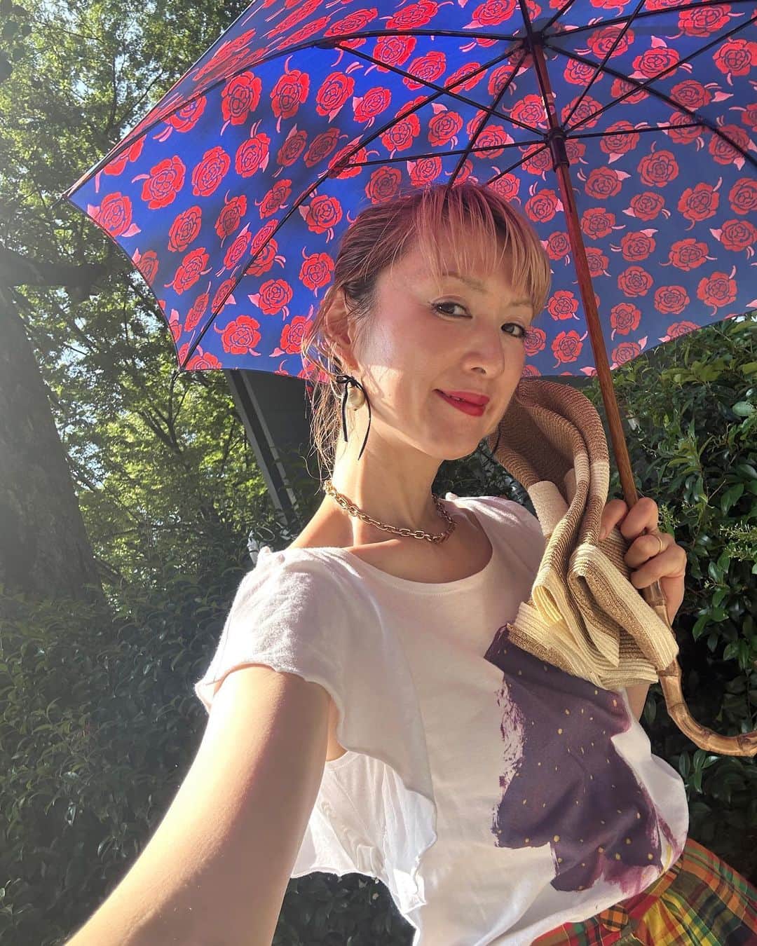 SHOKOさんのインスタグラム写真 - (SHOKOInstagram)「日傘が欠かせない毎日。S for Shokoの傘は、雨傘・日傘兼用、96.7パーセントの紫外線遮蔽率なのです☀️ ROSE柄🌹2色、ユニオンジャック🇬🇧、 @sforshoko WEBショップでも販売中。ぜひ夏に役立てて下さい✨」8月2日 16時28分 - shoko_london