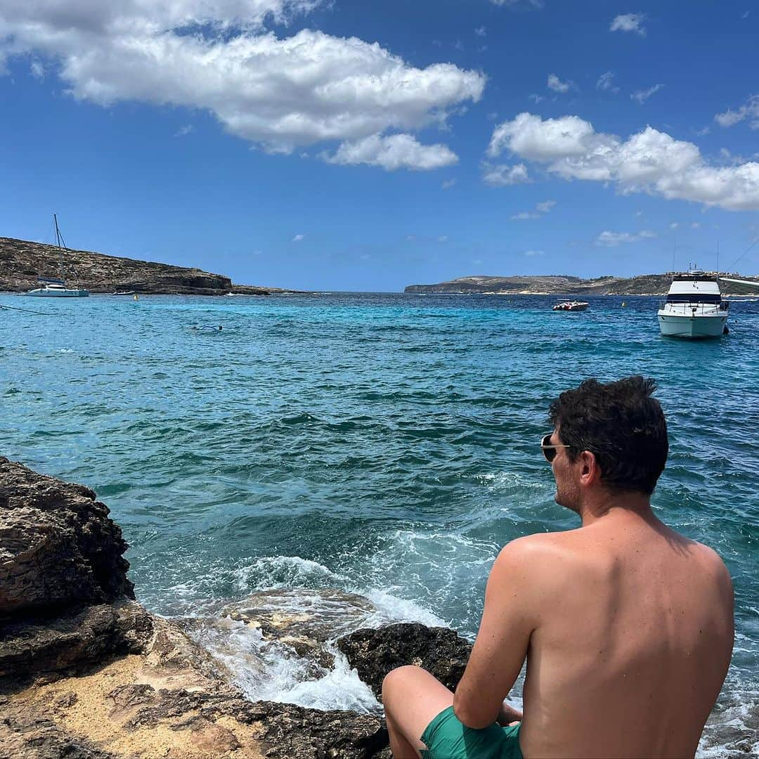 イケル・カシージャスのインスタグラム：「Un poquitín de calma. 🚤 💦 ☀️  #felizmiercoles」