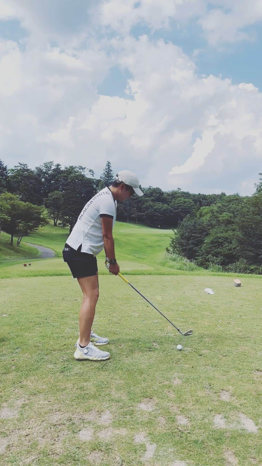 成田美寿々のインスタグラム：「右手前ピンに対して距離が余ってるので ワンピン左から優しめのフェード！ 若干突っかかったけどバーディーチャーンス😎😎🔥 #ゴルフ #ゴルフスイング #ゴルフ女子 #ごるふ女子」