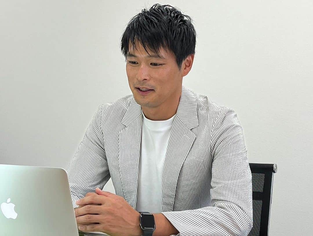 青山隼のインスタグラム：「勇志国際高等学校様からお声をかけて頂き、特別講師として講義させて頂きました。 自分の気持ちは真っ直ぐに伝える事ができたと思っております。  一回きりの人生。 日々楽しく生きます！！  勇志国際高等学校様ありがとうございました！！  #特別講師 #講義 #勇志国際高校 #感謝  #歌手  #青山隼 #元プロサッカー選手 #俳優 #タレント #名古屋グランパス #セレッソ大阪 #浦和レッズ #徳島ヴォルティス #レジェンド #アンバサダー #出身 #仙台」