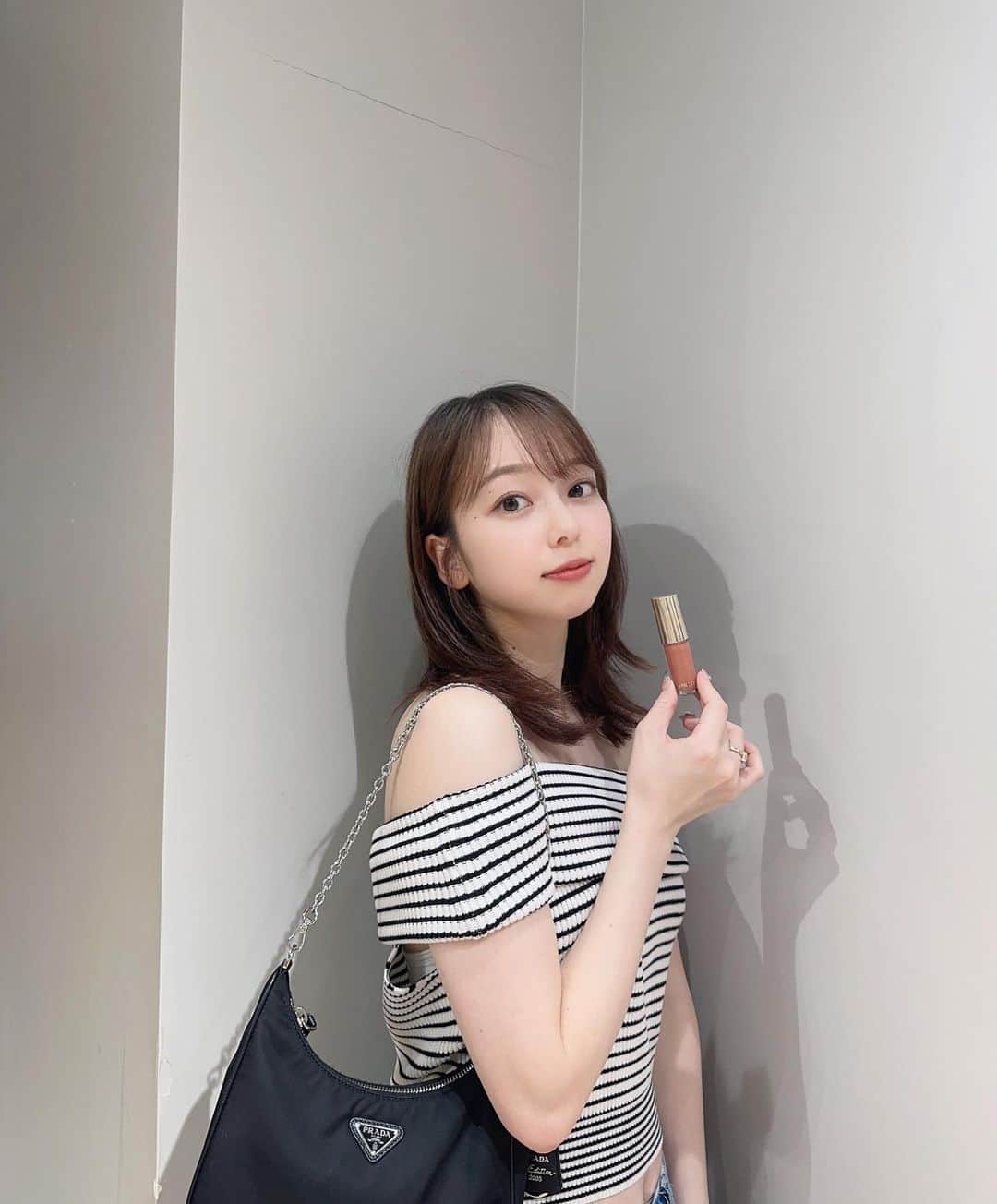 西田ひらりのインスタグラム：「あっという間に8月ですね🫣♡   @snidelbeauty 2023 AW COLLECTION にお邪魔しました✨  アイシャドウパレットもリップも色味が絶妙でかわいすぎた…アイシャドウは02 Girl Like Meに一目惚れ❤︎リップはスフレマットでおしゃれ感がすごい！！  ちなみにトップスも @snidel_official 🦩  メイクするのが楽しみです♪♪」