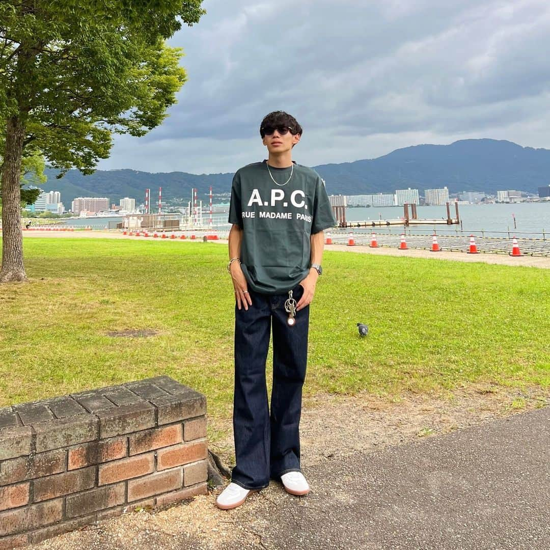 JINS公式さんのインスタグラム写真 - (JINS公式Instagram)「ファッション×アイウエア”の旬なルックを提案するJINS OUTFITで、メガネの着こなしをチェック。  RYOさん @_ryo2610  ■styling■ 大きめロゴが印象的なTシャツには、トレンドである細身の「ボストン」タイプにカラーレンズを入れてスタイリッシュに。  着用品番： フレーム：UF-19S-229 94 カラーレンズ：ダークカラー_チャコールグレー ※在庫状況は店舗により異なります。  【JINS OUTFIT】アイウエアという呼び名のように、メガネは着こなすもの。旬のファッションに。その日の着こなしに。そのときの気分に。あわせやすいのはどんなメガネだろう。あわせたいのはどんな一本だろう。 さぁ、そのシーズンの着こなしにコーディネートする、そのシーズンのアイウエアを。ファッションから見つける、選ぶ、そんな新しいアイウエアの買い方を、JINSから。  #jins #そろそろいろいろ #jinsoutfit #サングラス #メガネ  【着用ブランド・コスメブランド】 #uniqlo #apc #beams #applewatch #uniqlodenim #philippeaudibert #サングラス #ユニクロ #ユニクロデニム #アーペーセー #ビームス #ジャーマントレーナー#パーマ男子 #プチプラ  @apc_paris @uniqlo_jp @beams_official @philippeaudibert」8月2日 18時00分 - jins_japan