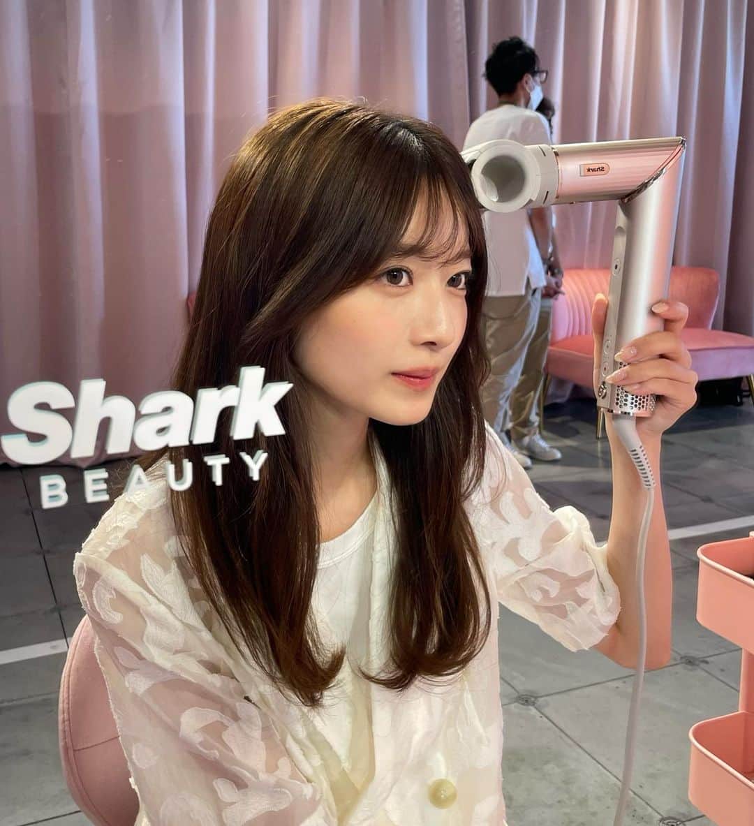 小室安未さんのインスタグラム写真 - (小室安未Instagram)「@sharkbeautyjp 🎀  日本初上陸、Shark BEAUTYの体験会にお邪魔してきました🪴  新発売となるShark FlexStyleを 実際に体験している様子も3枚目以降に👀 簡単なワンアクションで、スタイラーからドライヤーに変身する構造にびっくり...!!🙌🏻　  今回は、ふわっと柔らかいイメージにスタイリングしていただきました~ いつもと少し違う自分を楽しめたよ🫶🏻  #Shark_ad#Sharkbeauty #シャークビューティー#シャークドライヤー #Shark #なりたいワタシを叶えよう」8月2日 16時37分 - ami_komuro