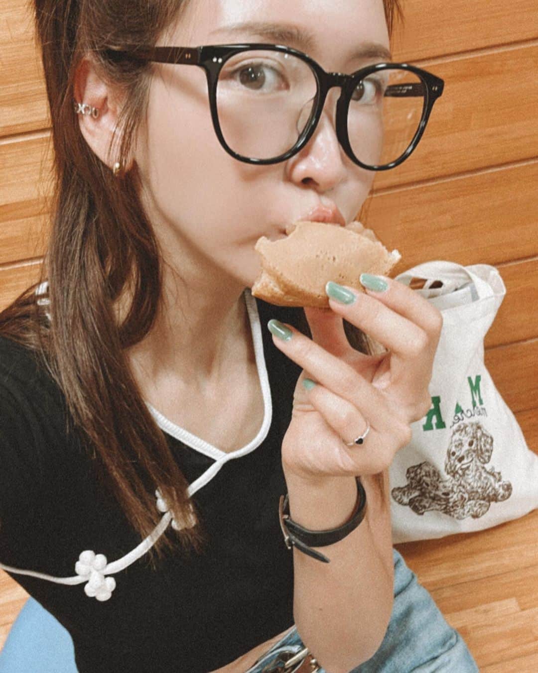 紗栄子さんのインスタグラム写真 - (紗栄子Instagram)「久しぶりに宮崎の蜂楽饅頭に子供達と行ってきました🐝🫧🫶🏻✨  相変わらずのあんこたっぷり🫘💖　  ちなみに私は白あん派です♡」8月2日 16時39分 - saekoofficial