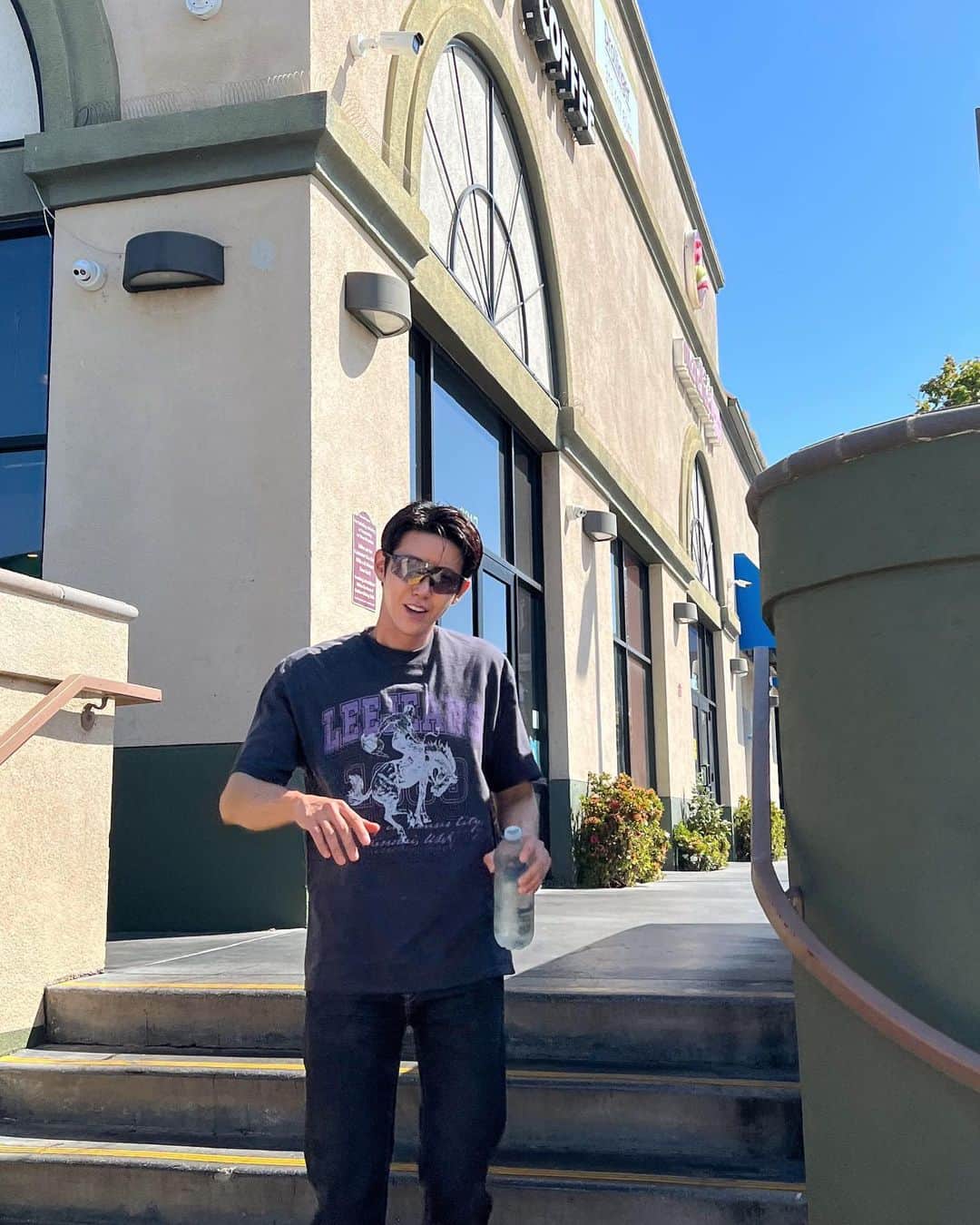 ファン・グァンヒのインスタグラム：「헐리웃 파파라치 찍힌척 😎📸」