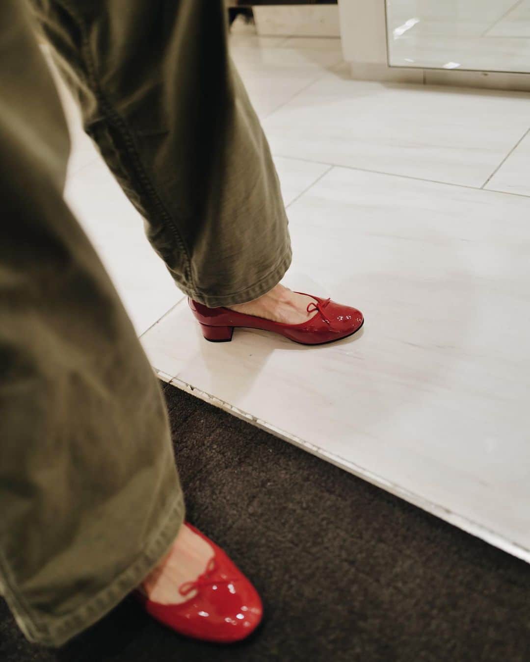 高山都さんのインスタグラム写真 - (高山都Instagram)「my first Reppetoは赤と黒のエナメルで。選べなくって、ヒールとトンガリ両方買っちゃいました。 秋冬のセルフスタイリングの撮影もまだまだ控えているので、靴を新調👠🥿👟 少し前に撮影で履かせてもらったレペットがやっぱり可愛いなーとポップアップやってる新宿の伊勢丹へ行ってきた日曜日。 女の子の夢が詰まってました🩰✨ (実は小学生の頃、すこしだけバレエ習わせてもらったのだけど、体型やら運動神経やらで、人には向き不向きがあると初めて感じた経験で、発表会を終えてやめました。笑)  夫もメンズのシューズのジジを。 これは、シャルロットゲンズブールがよくよく履いていたモデルなのだそう。 デニムにさらっと合わせたりするの色っぽくて素敵だろうなー。 ふたりでフレンチ気分で履いてみようと小さな足元のリンクオシャレです。」8月2日 16時46分 - miyare38