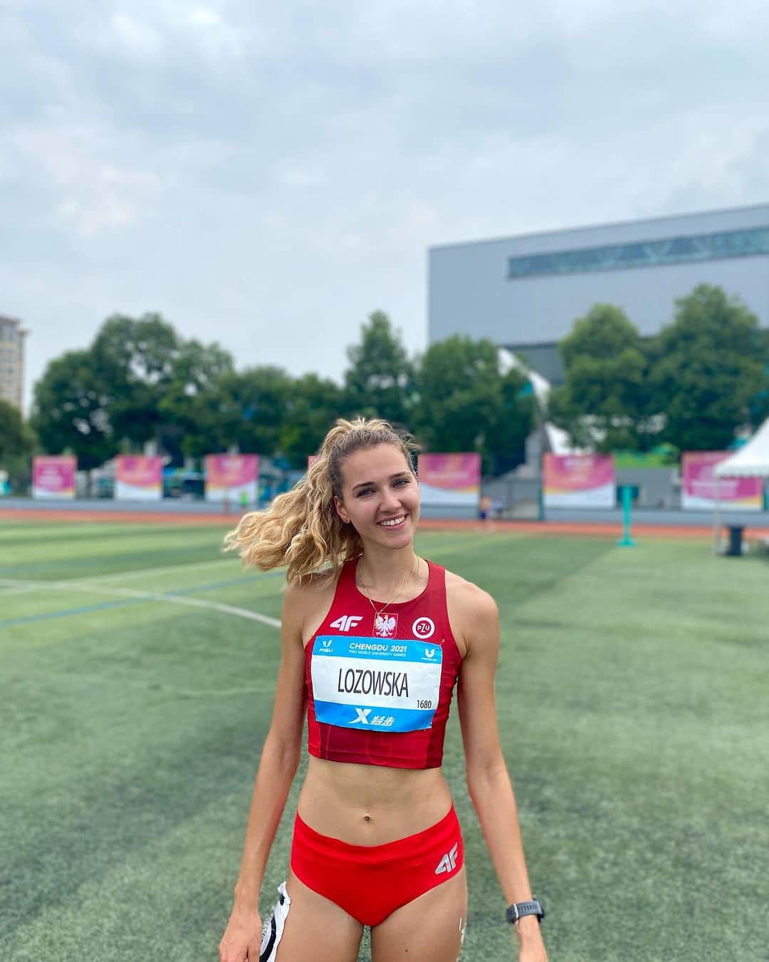 Karolina ŁOZOWSKAのインスタグラム：「Niesamowite, weszłam do finału podczas Uniwersjady w Chengdu !! 😜😜  Bardzo zmęczona, ale jeszcze bardziej zadowolona. Po zaciętej walce, od dziś będzie widnieć na domtelu nowa życiówka poprawiona o 0.01 z Chin 😅😅 Jutro dam z siebie wszystko! 🔥 To będzie mój 6 bieg na 400m w przeciągu 8 dni 🙃 walczymy o 19.05 / 13.00 PL  @pasjaazs @chengdu2021 @fisu #chengdu #univercity #runner #team400 #polishathlete #hardwork #keeppushingforward #MakeDreamsComeTrue」