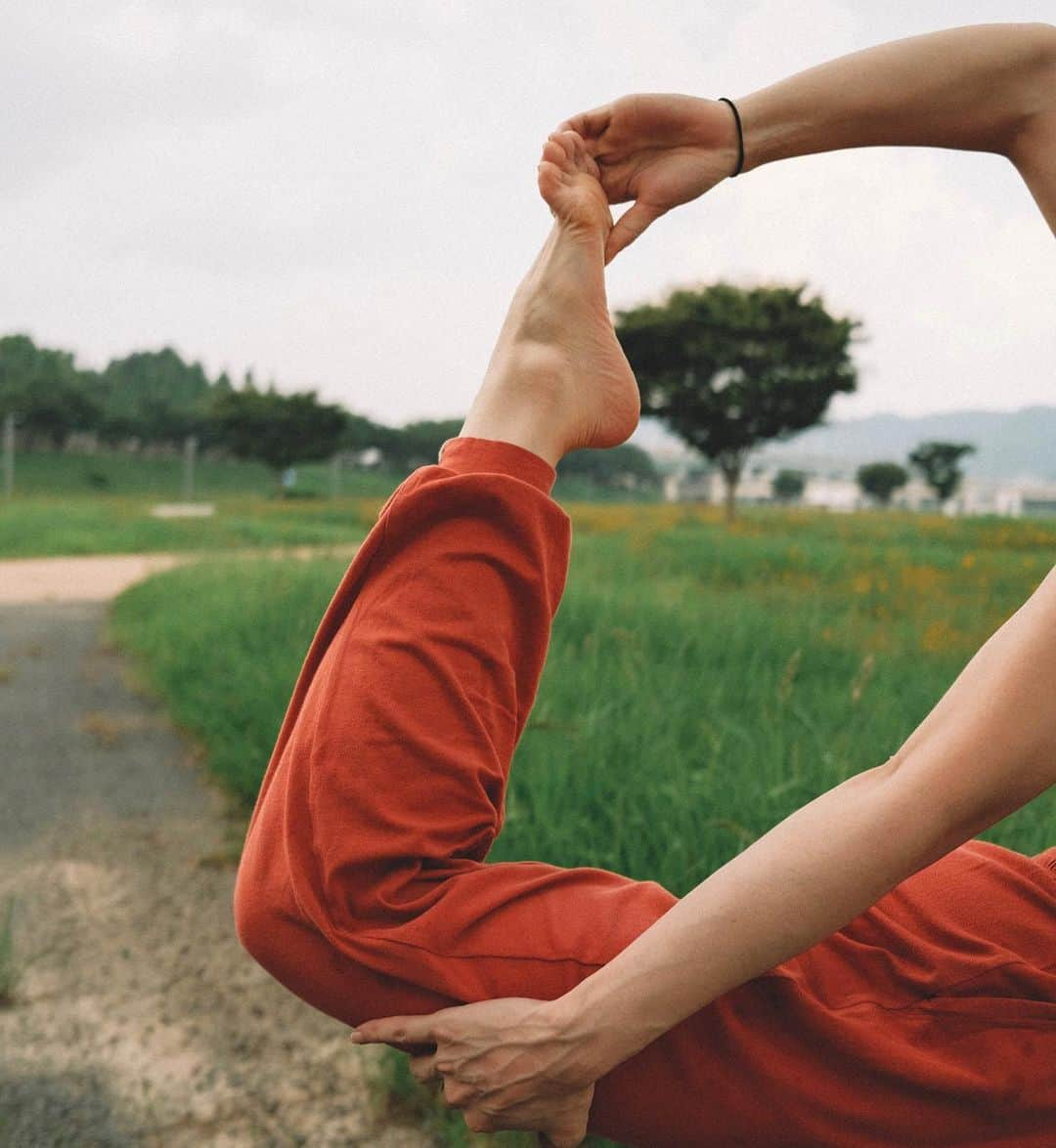 마일さんのインスタグラム写真 - (마일Instagram)「P📸 @rasmile  M🧘‍♀️ @yoga_0_3  요가로 하트 만들수 있어요🫶  의도한건 아니지만 받아보니 하트🥸🤍  #요가프로필 #요가스냅 #비오는날 #인물사진 #사랑 #고마워요 #재미있었다」8月2日 16時47分 - rasmile