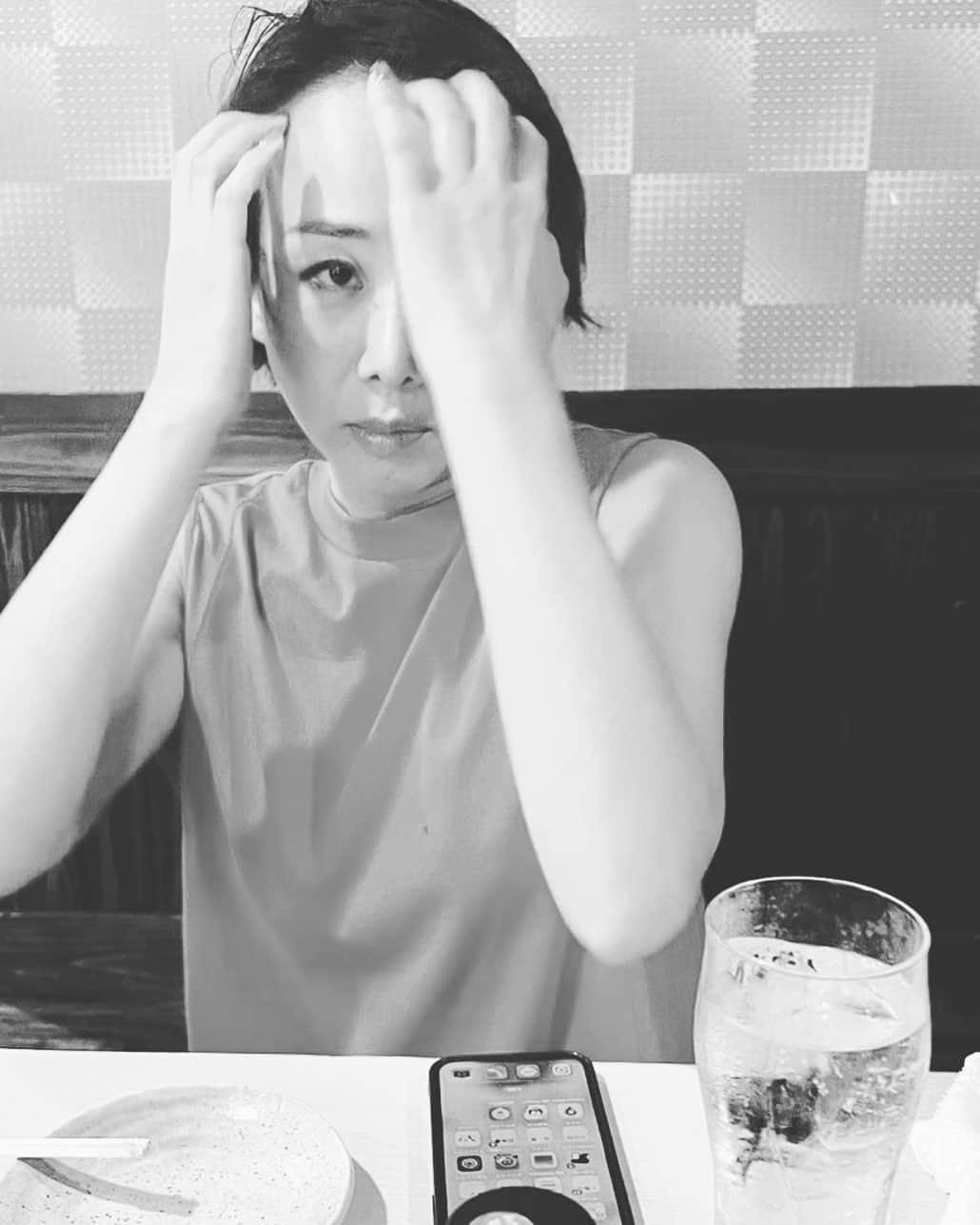 越村江莉のインスタグラム：「飲み食べ放題2300円ていうこのご時世と逆に走っているお店にびっくりしました。 こういうお店を見つけるのが天才的な主婦友が一人いてくださると、ありがたい❤️‍🔥❤️‍🔥❤️‍🔥  写真は二軒目❤️‍🔥 一軒で大満足だったところ、 爽やかイケメンに 一杯、デザートだけで大丈夫！ 掘りごたつ席空いてまーす！と 心地よく二軒目に行って・・・ 19:00くらいには家に帰ったような。  本当に健康的な・・・ 片町徘徊　笑 ありがとう🩷」