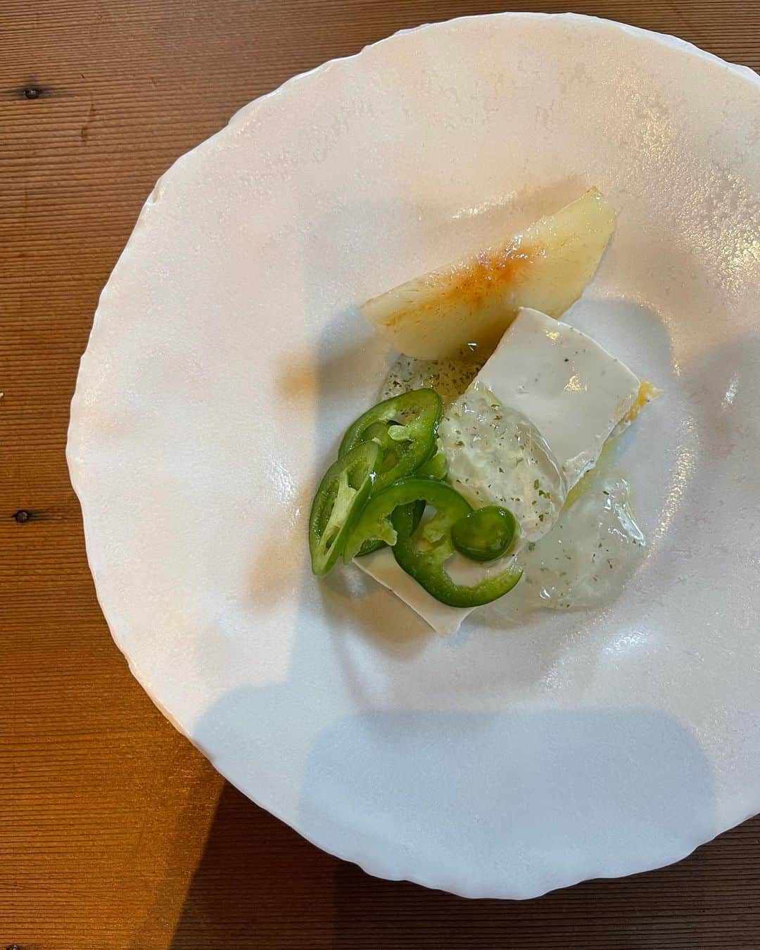 菊井亜希のインスタグラム：「wakayama gourmet🍽️  ずっっと行ってみたかった @_souwa_ さん。 私のドンっピシャ好みのお料理でした。 センスもお人柄も、丸ごとスキ♡  和歌山でメキシカン食べたくなったら 間違いなく、こちらでお世話に なりましょう🤤🌮 @mexica.wakayama   コーディネートしてくれた 都さん、遅くなったけど HBD♡ ぜひ都梅を入れてほしいと願った 馬野慎吾さんの器、 気に入ってくれると 嬉しいなー☺️🌿 @utsuwamarukaku」