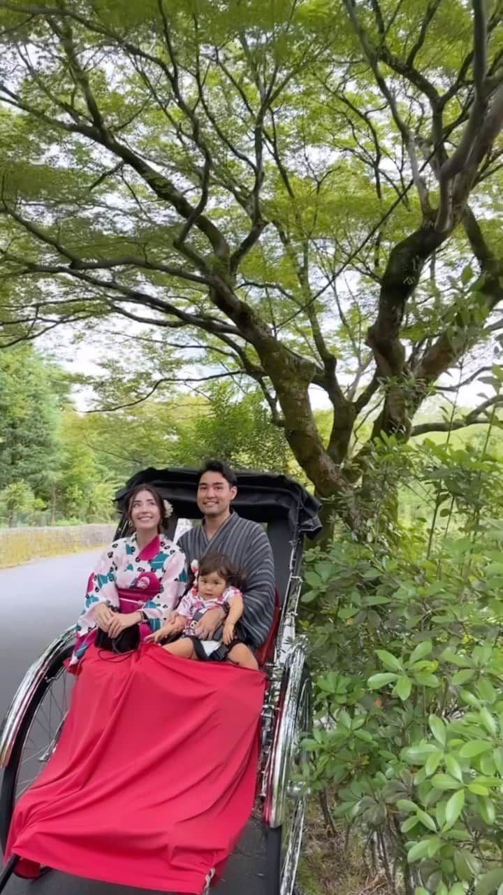 ノウィキ茉莉のインスタグラム：「Rickshaw ride in Kyoto 🧡 お兄さんがCMっぽく撮ってくれた〜😆  #人力車 rickshaw #kyototrip #kyototravel #京都旅行 #京都 #子連れ旅行 #子連れお出かけ #igbaby #清水寺 #kiyomizudera」