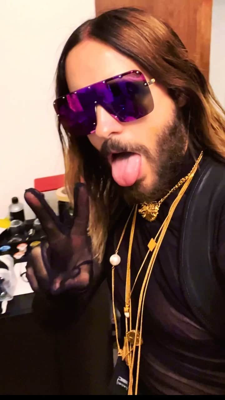 ジャレッド・レトのインスタグラム：「First warm up show for @lollapalooza ✅  #GetUpKid  Who’s coming to the show tonight @hobchicago ??」