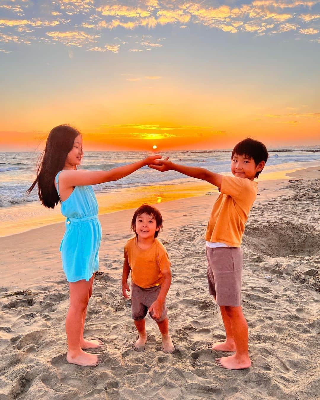 涼紫央さんのインスタグラム写真 - (涼紫央Instagram)「to Newport beach. サンセットを見に。 空と海と家族と、素晴らしい景色に感動しました。  #Newportbeach #california」8月3日 2時21分 - toitoitoi