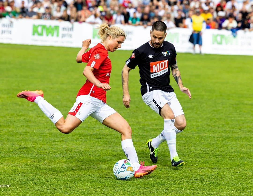 マーレン・ルンビのインスタグラム：「Hyggelig gjensyn med Norway Cup og det skader jo aldri med en fotballkamp😃 Takk til @norwaycup, @reddbarna og @motnorge for at jeg fikk være med!」