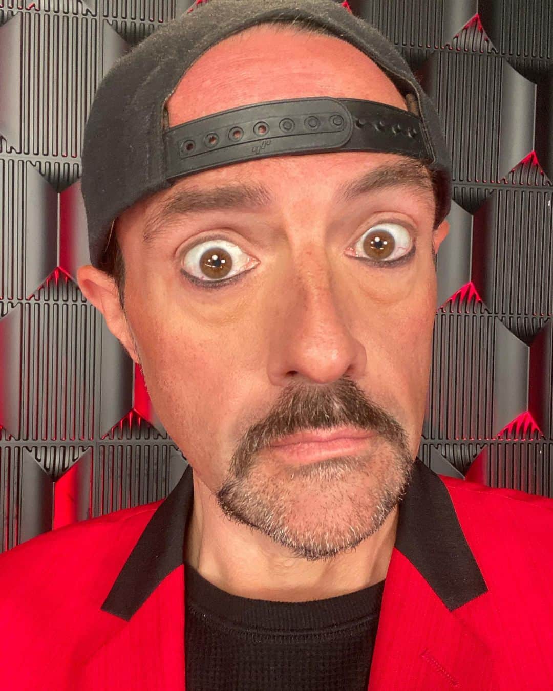 ケヴィン・スミスのインスタグラム：「This is the face of 53 - which I turned today. But 53 years ago, my selfish streak started when I  committed the crime of being born on my brother Don’s birthday. For his first three years, Donald enjoyed his own birthday, and all the inherent attention that comes with it. Then, like the dawning of a dark age came the annus horribilis of 1970, when for my brother’s 4th birthday, he received the gift of an attention hogging time terrorist, who took up permanent residence on his special day, absorbing it as his own. And ever since then, Don has had to share the only gift nobody can ever take away from you with an insatiable black hole of a brother who sucks away all the attention. So Happy Birthday not to me, but to my beloved brother Donald, my favorite audience member, who made me realize I was funny in the first place and instilled in me the only class I’ve ever exhibited; whose sense of humor and musical taste influenced my own; whose Wacky Packages I stole and who gave me my first Mad Magazines; who always augmented my meager finances during my late teens and early 20’s. Thank you, my only brother, for graciously sharing your birthday with me for over half a century, and for being a role model I’m still trying to match. I love you to death, Don! #KevinSmith #birthday」