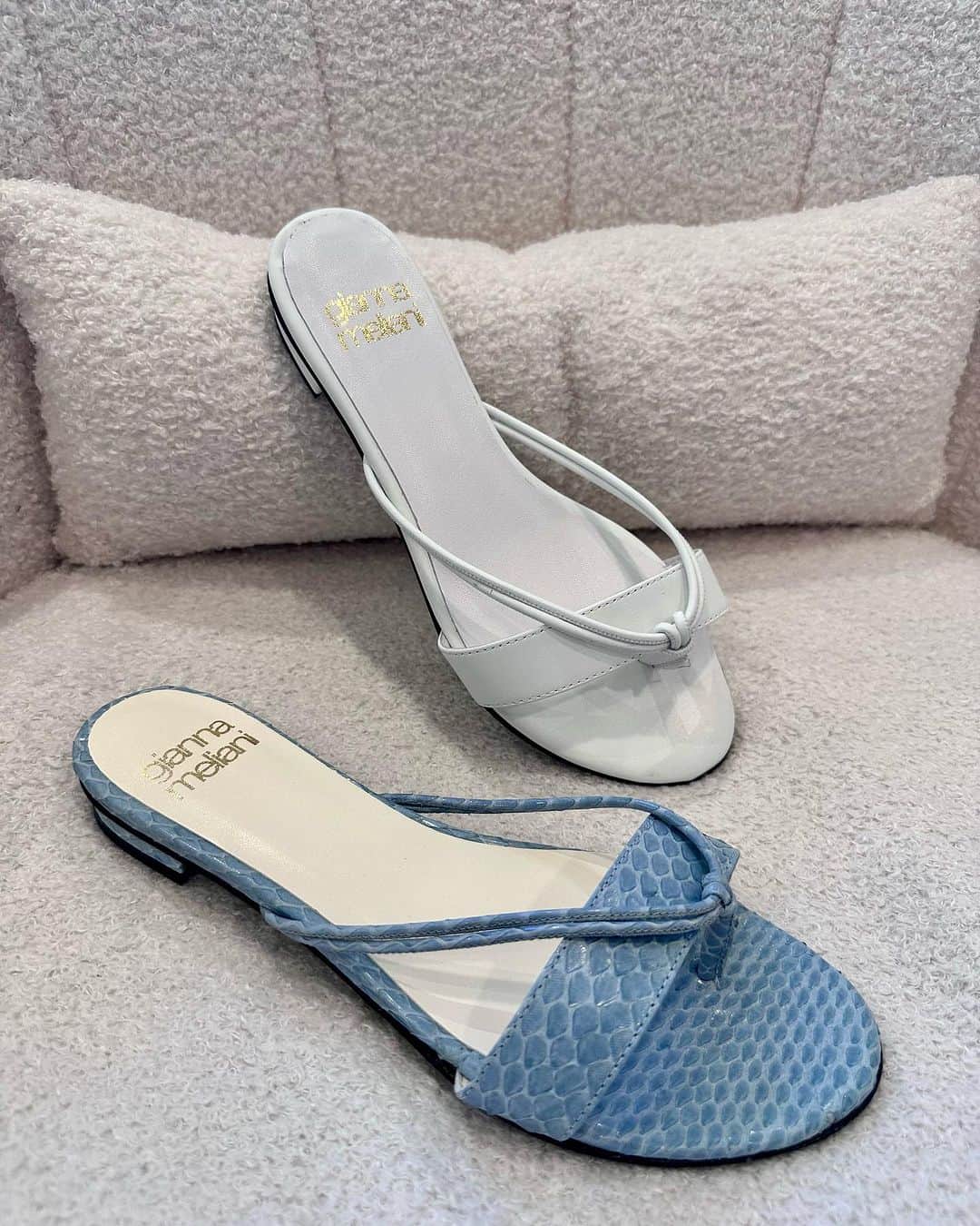 ジャンナメリアーニのインスタグラム：「Fashionable flip flops for this August 🩵 #giannameliani #GM #ss23」