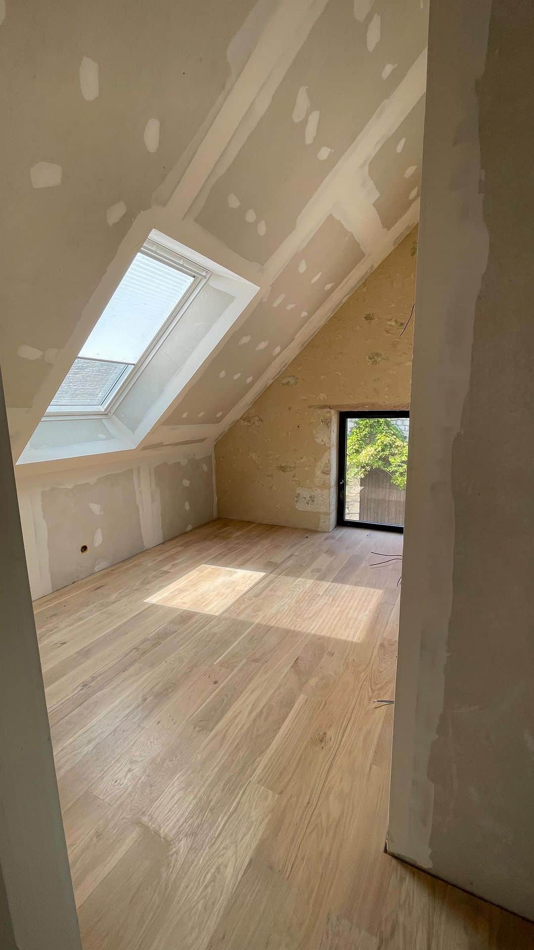 NICOLAS SIMOESのインスタグラム：「[SOLS] - 3 longs week-ends de travail, deux genoux en moins, des cloques plein les doigts mais le parquet est enfin terminé. Plus que l’escalier et les finitions… 😍」