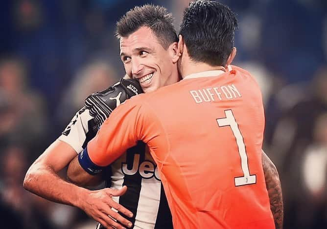 マリオ・マンジュキッチさんのインスタグラム写真 - (マリオ・マンジュキッチInstagram)「Congratulations on a great career @gianluigibuffon 👏🏼 Everyone knows that you were a brilliant goalkeeper, but I have so much respect for you as a teammate, for your hard work and winning mentality 💪🏼 Enjoy your well-deserved retirement my friend 😎」8月3日 2時36分 - mariomandzukic