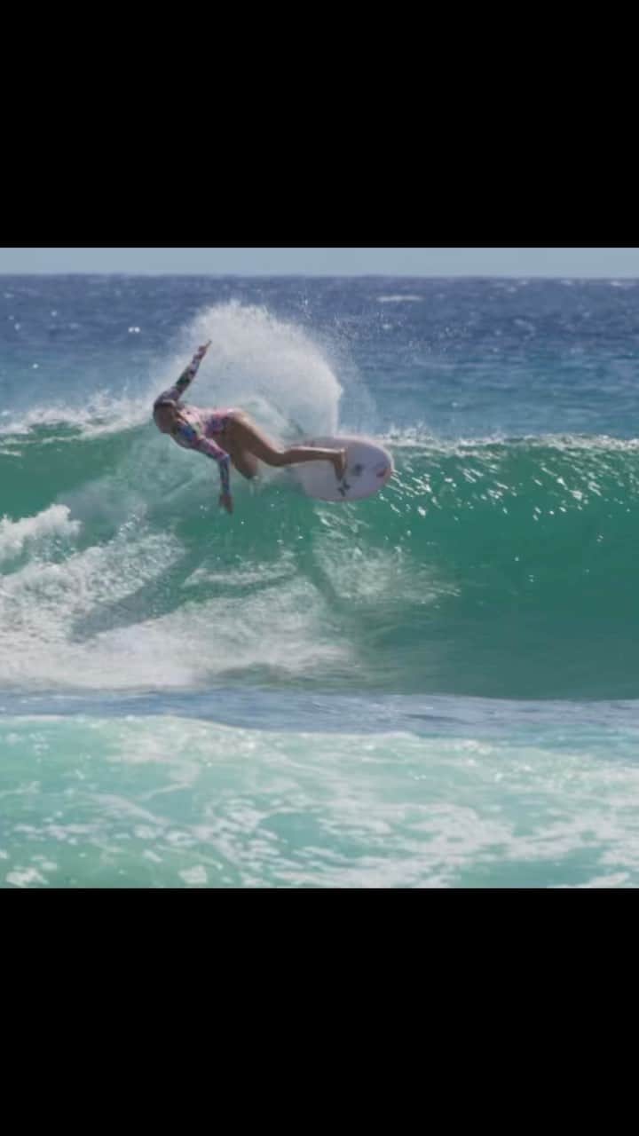 カリッサ・ムーアのインスタグラム：「Twin fin fun 💕 @matt_biolos @lostsurfboards X #MRTwin video/ @swellpatrol」