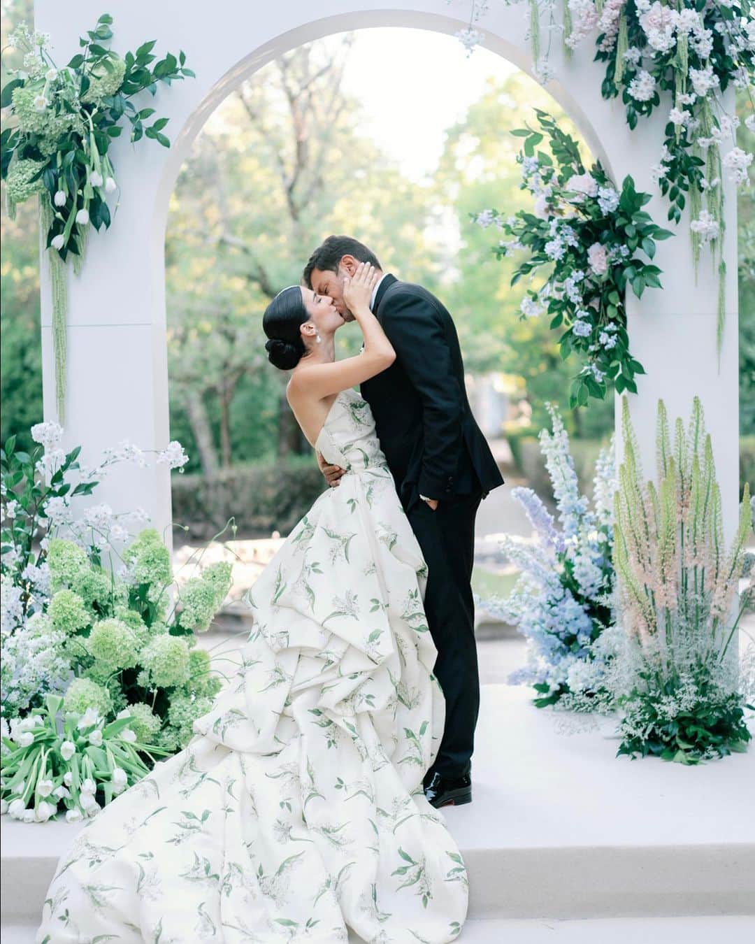 Monique Lhuillierのインスタグラム：「Feel the Magic 🤍🍃 #moniquelhuillier #mlbride」