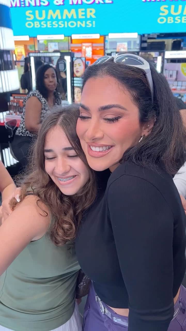 Huda Kattanのインスタグラム：「I love meeting you guys ❤️❤️❤️ Tnank you my loves for all the love & suppor! You guys mean the world to me!  Tnank you to everyone who came out to see me at @sephoramiddleeast」