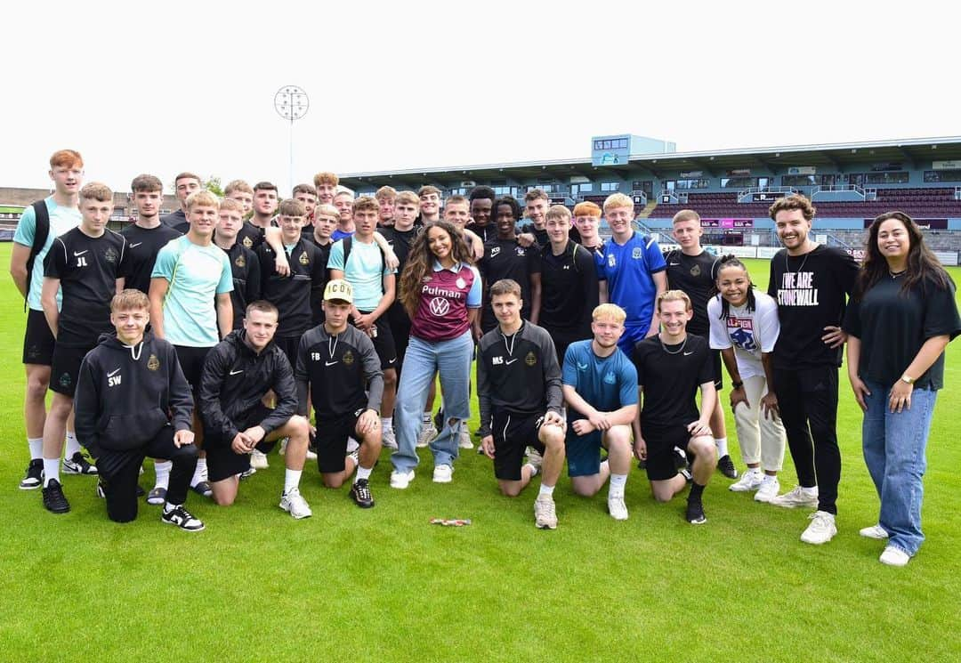 ジェイド・サールウォールさんのインスタグラム写真 - (ジェイド・サールウォールInstagram)「After our Pride event we visited my hometown team @southshieldsfc where Stonewall ran workshops for the Men’s, Women’s, Academy and office teams. As honorary president I’m already proud to be a fan and support SSFC but I’m even more proud that they took the time to educate themselves further on LGBTQ+ inclusion and allyship within football. Safe spaces and inclusivity for all sports teams, individuals, staff members and supporters - across all sports environments - should be non-negotiable. It meant a lot that everyone truly engaged and wanted to understand more about the incredible work of Stonewall and exactly why we support their Rainbow Laces campaign ⚽️🏳️‍🌈」8月3日 2時43分 - jadethirlwall