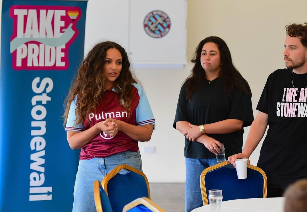 ジェイド・サールウォールのインスタグラム：「After our Pride event we visited my hometown team @southshieldsfc where Stonewall ran workshops for the Men’s, Women’s, Academy and office teams. As honorary president I’m already proud to be a fan and support SSFC but I’m even more proud that they took the time to educate themselves further on LGBTQ+ inclusion and allyship within football. Safe spaces and inclusivity for all sports teams, individuals, staff members and supporters - across all sports environments - should be non-negotiable. It meant a lot that everyone truly engaged and wanted to understand more about the incredible work of Stonewall and exactly why we support their Rainbow Laces campaign ⚽️🏳️‍🌈」