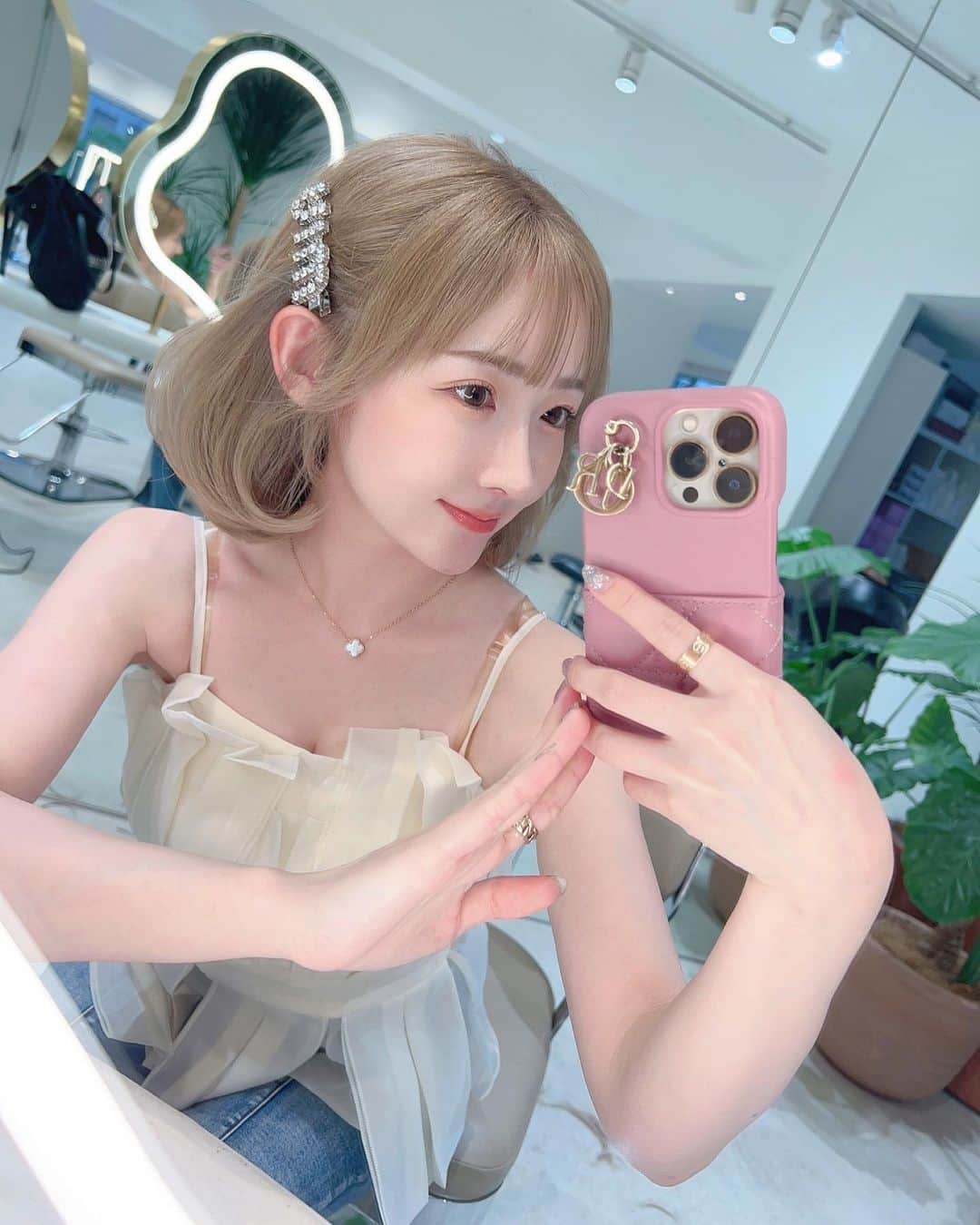三村遙佳のインスタグラム：「.  イメチェンしました🇰🇷韓国風~~~~🇰🇷❤︎ 大内さん( @momona_ouchi ) ありがとうございました🫶✂︎  念願のショートヘアだよー！！！ ずっとショートにしたかったんだーー😭！！ 髪色はミルクティー色！！！  大満足です🥹✌️✌️✌️  new hair どうですか…💭❤︎  #美容室 #shima #ショートヘア #ショートボブ #ミルクティーカラー #ミルクティーベージュ #ブリーチカラー #韓国風ヘア #韓国ファッション #ボブ #ボブヘア #ボブカット #ショートヘア #ハイトーンボブ #内巻きボブ #タッセルボブ #일본인 #귀여운 #일본 #도쿄 #단발머리 #머리카락 #헤어스타일」