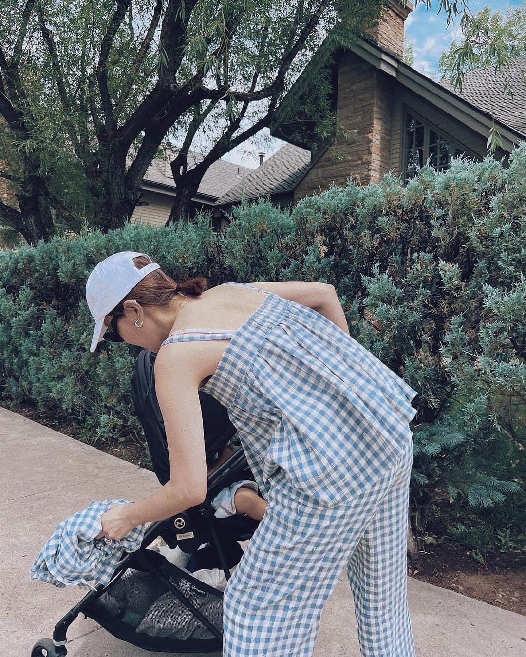 翁安芸さんのインスタグラム写真 - (翁安芸Instagram)「子どもたちと街をお散歩🌿  ギンガムチェックのセットアップは @coel.official 。軽くて涼しい🩵 トップスはアンサンブルになっていて、日焼けが気になったり寒い時は上からもう一枚羽織れるのでとっても便利。でも羽織ってる写真はなかった😅  Setups #coel #コエル Cap #seajapan  Sunglasses&Bag #prada #プラダ  #aspen #アスペン #akiweng」8月3日 2時46分 - akinyc