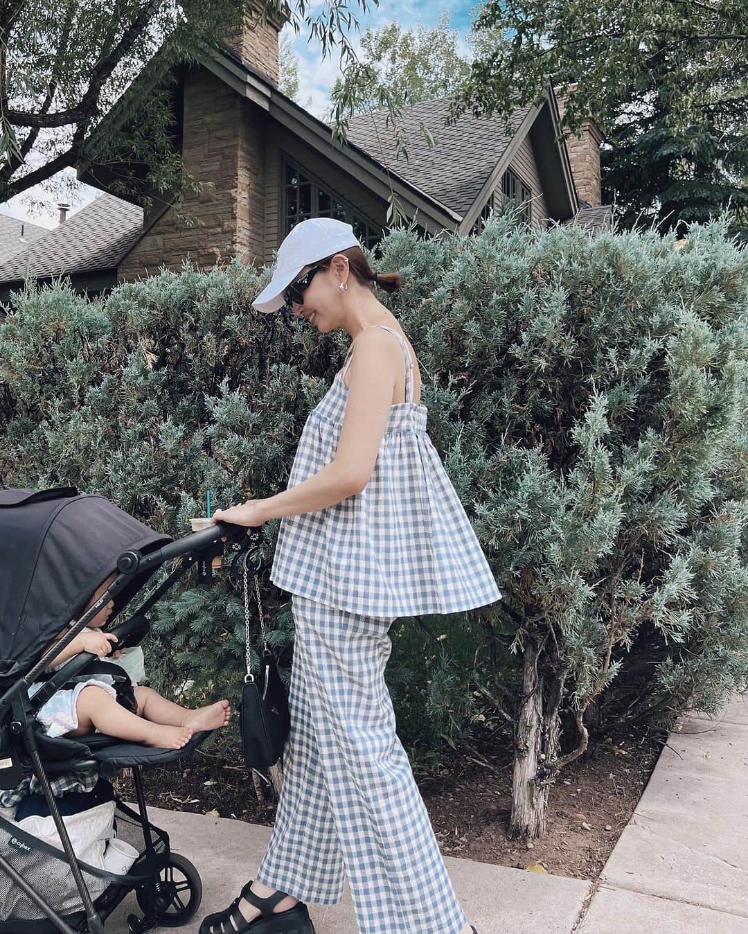 翁安芸さんのインスタグラム写真 - (翁安芸Instagram)「子どもたちと街をお散歩🌿  ギンガムチェックのセットアップは @coel.official 。軽くて涼しい🩵 トップスはアンサンブルになっていて、日焼けが気になったり寒い時は上からもう一枚羽織れるのでとっても便利。でも羽織ってる写真はなかった😅  Setups #coel #コエル Cap #seajapan  Sunglasses&Bag #prada #プラダ  #aspen #アスペン #akiweng」8月3日 2時46分 - akinyc