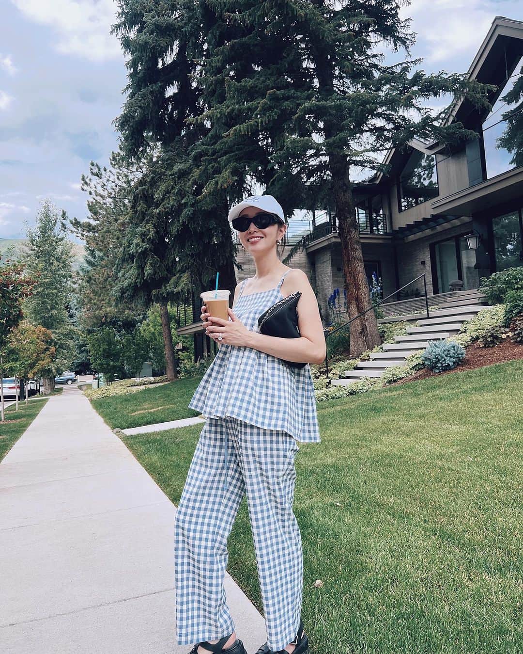 翁安芸のインスタグラム：「子どもたちと街をお散歩🌿  ギンガムチェックのセットアップは @coel.official 。軽くて涼しい🩵 トップスはアンサンブルになっていて、日焼けが気になったり寒い時は上からもう一枚羽織れるのでとっても便利。でも羽織ってる写真はなかった😅  Setups #coel #コエル Cap #seajapan  Sunglasses&Bag #prada #プラダ  #aspen #アスペン #akiweng」