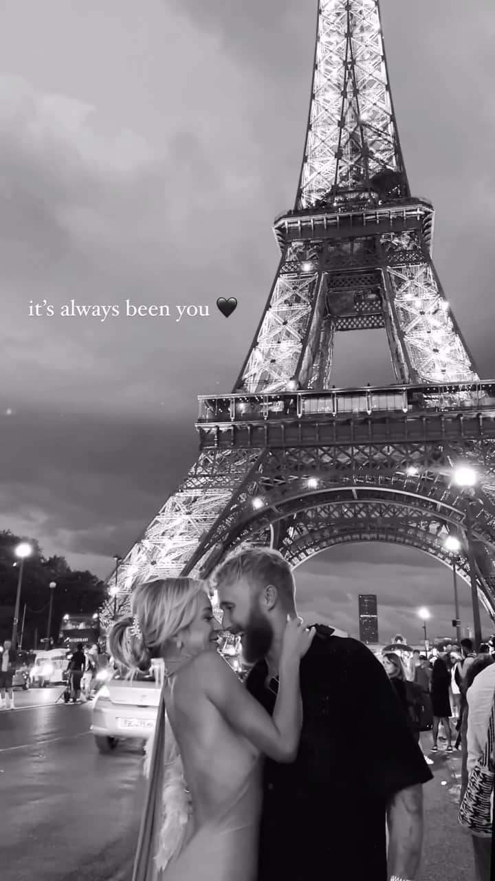 アギーのインスタグラム：「… but the five months break up was still the best decision we’ve made 😜 #paris #lovers #france」