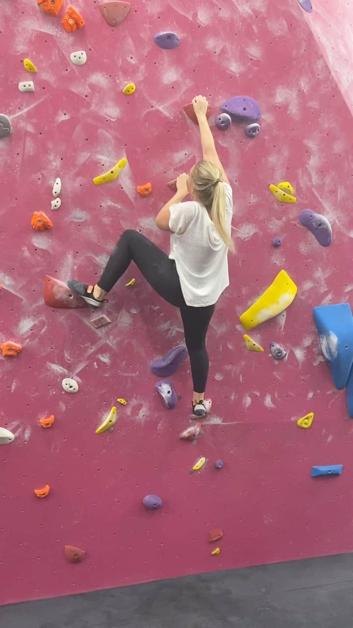 リア・クレインのインスタグラム：「This one felt good 💓 Not a hard bloc in the world of climbing but a hard bloc in my world of climbing.   The first move alone was something I thought I couldn’t do. I told myself it was too far and my fingers too weak. But never the less decided I was going to try really hard on just the first move to see if I could touch the hold. And flipping heck, after a few I stuck it!  Then the next move.. took me a little while but figured out my own way. Rolling my right hand over to the big flat hold felt impossible and made my shoulder feel horrible. So if I didn’t think the first move was big enough I decided to try and bump again. Shocked myself to make that work too. I stucj with it and cheering from friends made it to the top 😮‍💨  Not only did it feel great to try hard and succeed on something I said to myself was probably too hard, but the other thing I’ve learnt this week is I’ve got to keep going climbing. When I have a weeks break from climbing, I come back feeling body-cranky and and weak. Today I felt capable of trying!   Moral of my rambling story, brick by brick you can build yourself back up. And try things you don’t think you can do. Then you’ll find out if can or can’t do them 😅🤷🏼‍♀️」