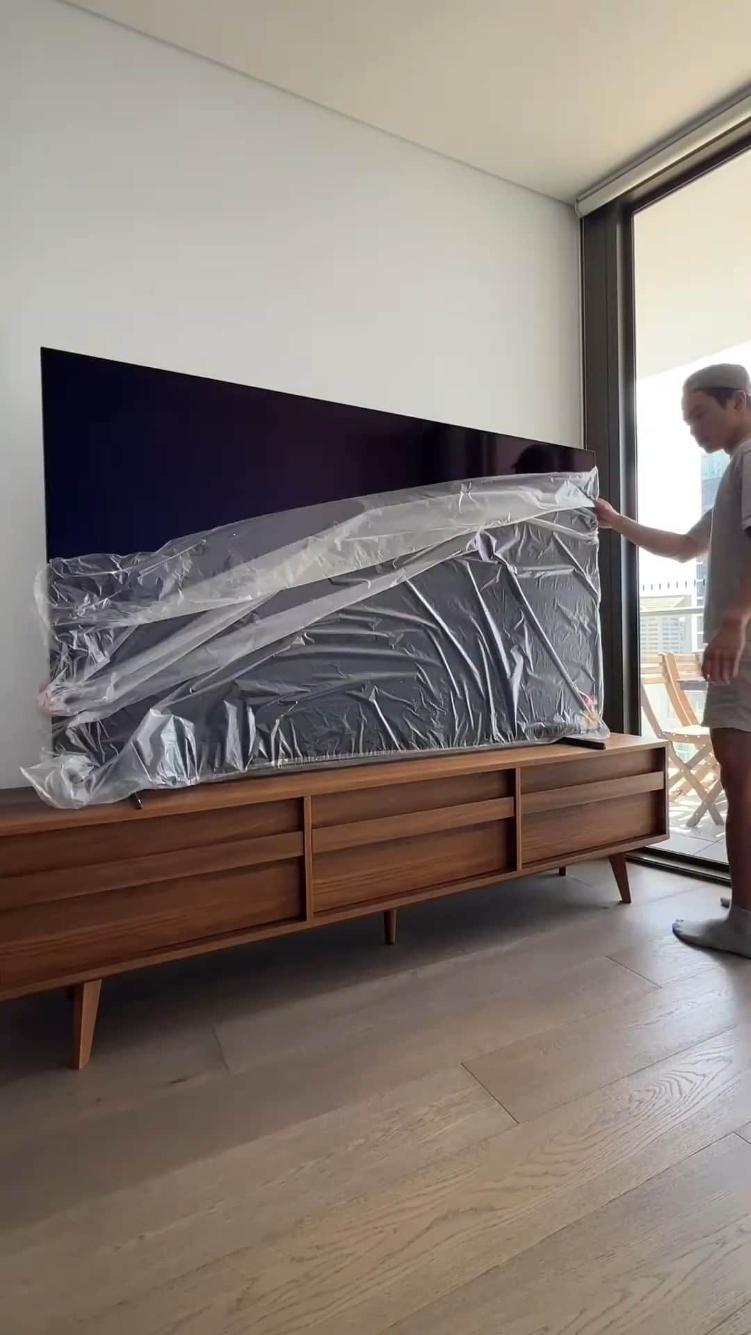 のインスタグラム：「Not much could get us off this couch...right @_vincelam? Watching on our BRAVIA XR A80K TV. Want a chance to be featured? Tag us! #SonyBRAVIAXR #SonyTV #SonyCommunity」