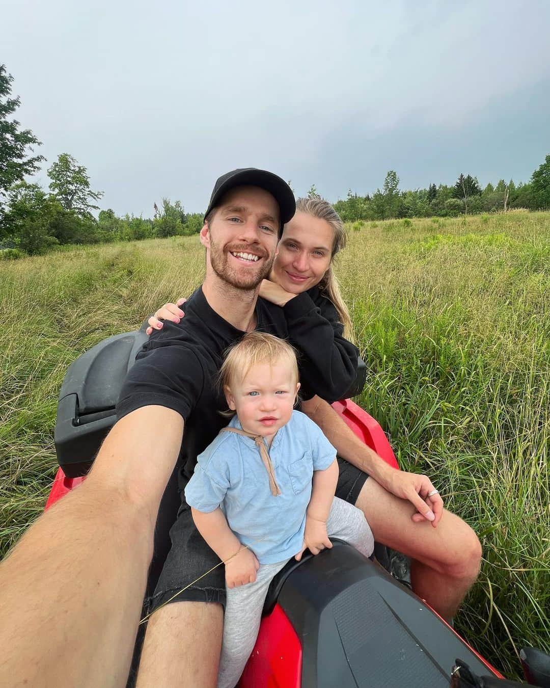 マックス・パロットさんのインスタグラム写真 - (マックス・パロットInstagram)「We bought 40 acres 🙌🏻 Lots of fun ahead with the family and maybe a rope tow? 😏」8月3日 3時01分 - maxparrot