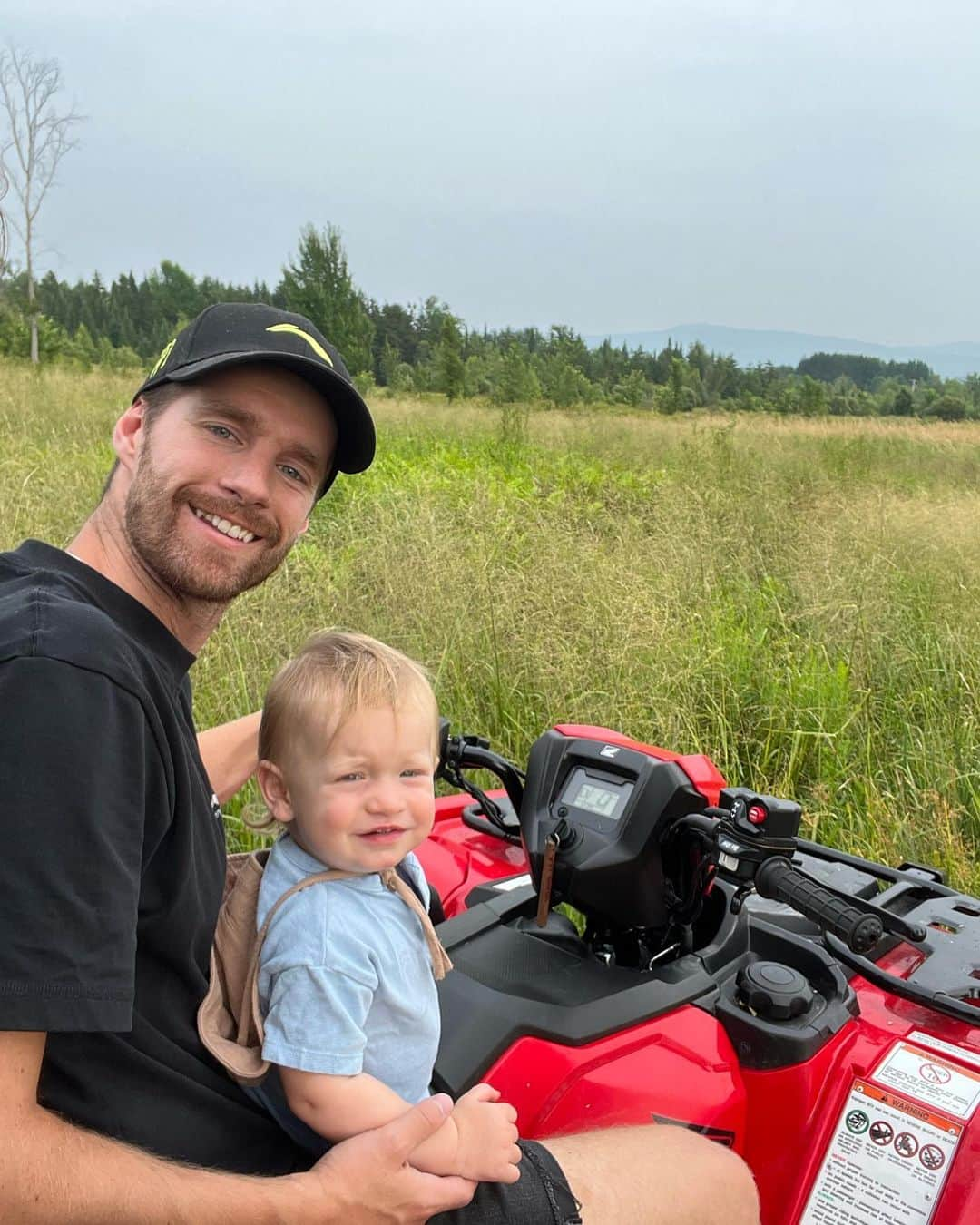 マックス・パロットさんのインスタグラム写真 - (マックス・パロットInstagram)「We bought 40 acres 🙌🏻 Lots of fun ahead with the family and maybe a rope tow? 😏」8月3日 3時01分 - maxparrot