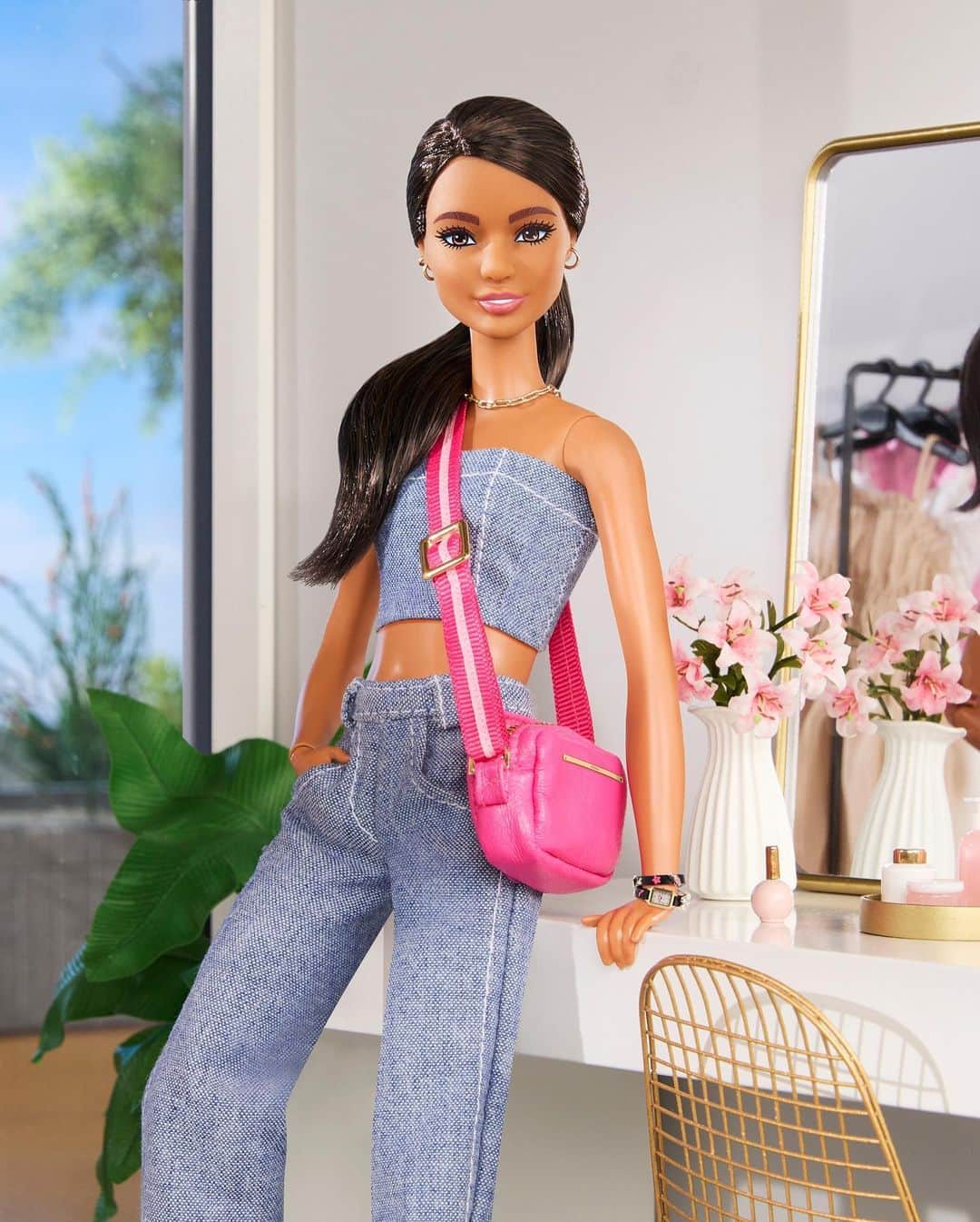 バービーさんのインスタグラム写真 - (バービーInstagram)「Today’s accessories are in the bag! 👛The Barbie x Fossil collection includes watches, leather goods and jewelry featuring charming details and Barbie’s iconic shade of pink. Available at the link in bio! #BarbiexFossil #barbie #barbiestyle⁠」8月3日 3時01分 - barbiestyle