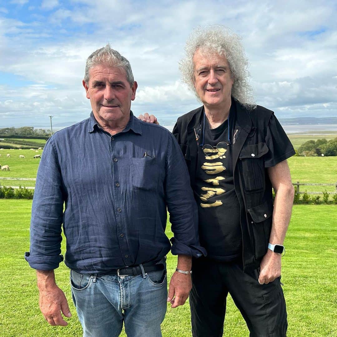 ブライアン・メイのインスタグラム：「Saying farewell for now to Vivian at his farm in the Gower, South Wales.  Vivian, a very decent and caring farmer, took meticulous care of his cattle, until one day, out of the blue, the whole herd failed the SICCT skin test for bovine TB, and he lost them all, along with his livelihood, and his family’s whole way of life.  He and his wife have fiercely fought back, as you’ll see in the documentary we’re making with the BBC.  But in the ten years since this happened, the situation has only got worse for cattle farmers, indicating that a massive rethink is required, focussing on transmission of the pathogen within the herd, instead of clinging to the notion that the problem in cows can be solved by messing with surrounding wildlife, and testing and removing cows using a completely unreliable skin test.  It’s all been a tragic mistake, and the NFU, DEFRA and governments from Cameron onwards have catastrophically failed the farmers.  We dare to hope that we can help put and end to this fiasco. If we can’t, all Britain’s cattle farmers can look forward to is more misery.  Bri」