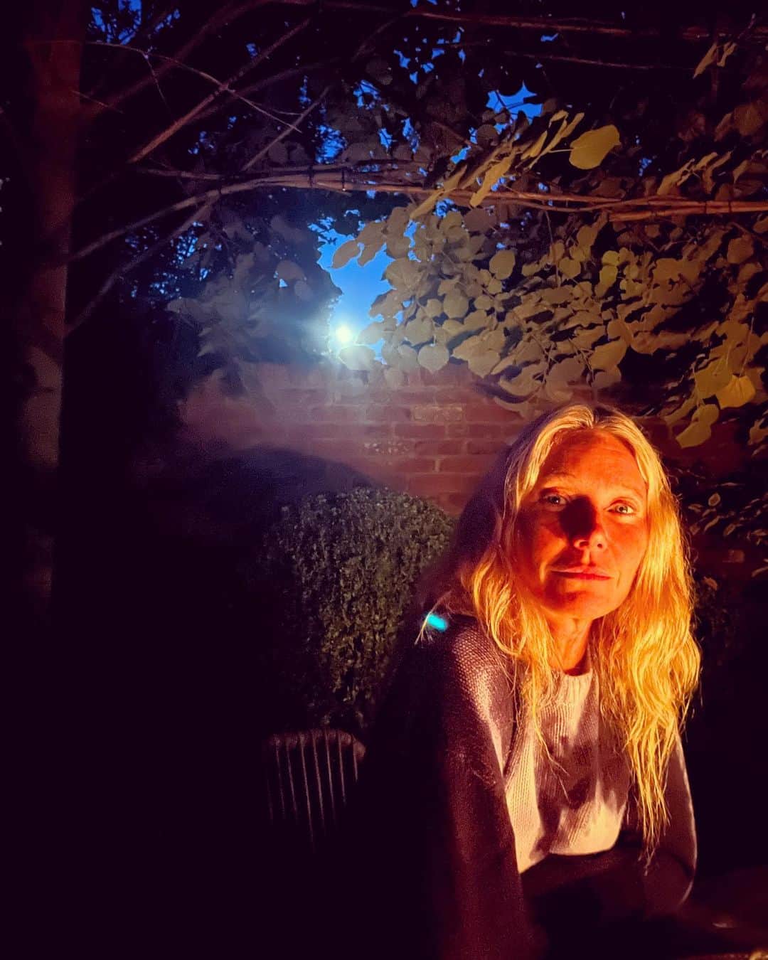 グウィネス・パルトローのインスタグラム：「Taking this full moon energy with me as I go into a social media break. Going to work on being present. Happy summer 💕 📷@jbenhickey」