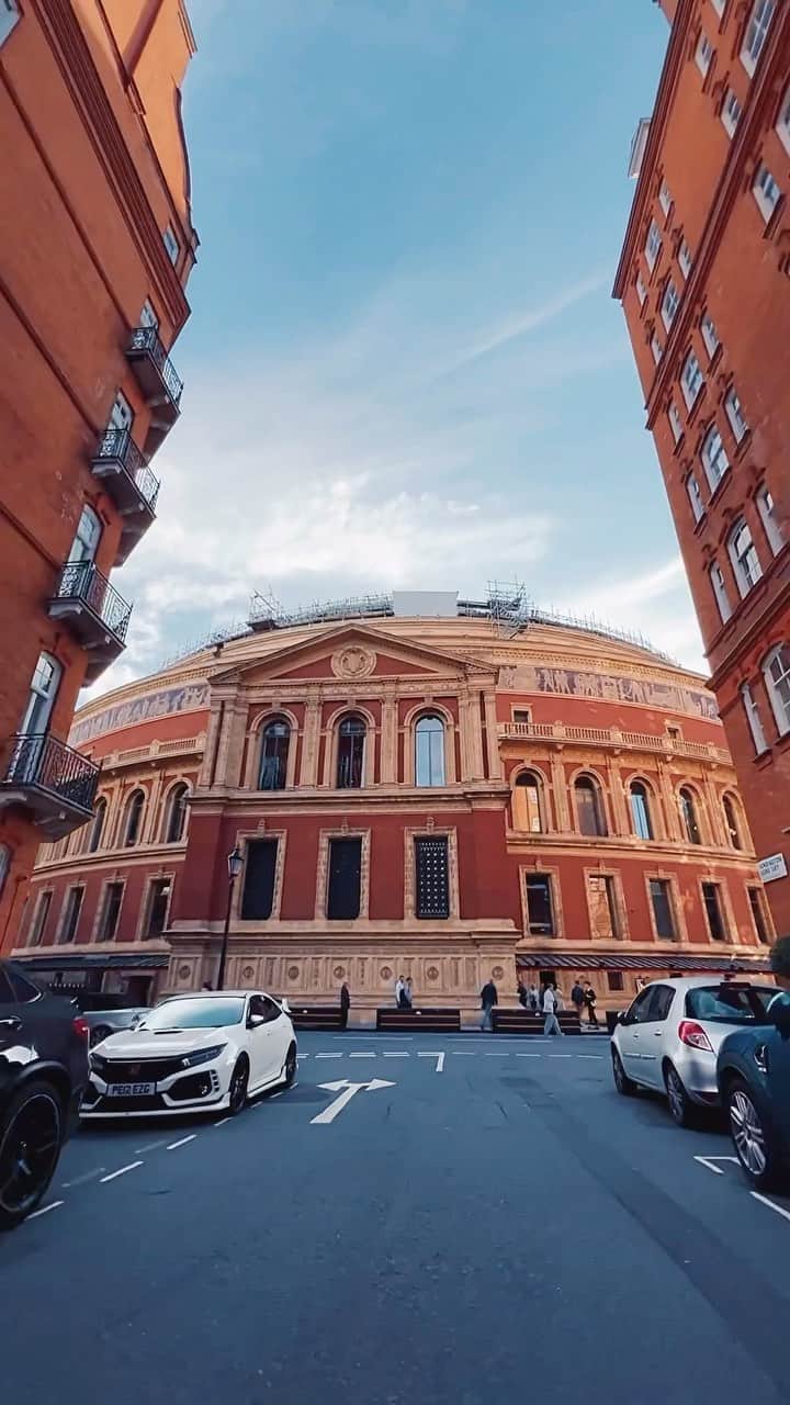 @LONDON | TAG #THISISLONDONのインスタグラム：「So many beautiful streets surrounding the #RoyalAlbertHall, with #KensingtonGore being our favourite approach! Who else loves these streets and who else loves @RoyalAlbertHall as much as we do?! 🙌🏼🥰 // @MrLondon @Alice.Sampo   ___________________________________________  #thisislondon #lovelondon #london #londra #londonlife #londres #uk #visitlondon #british #🇬🇧 #whattodoinlondon #prettycitylondon #kensington #southkensington」