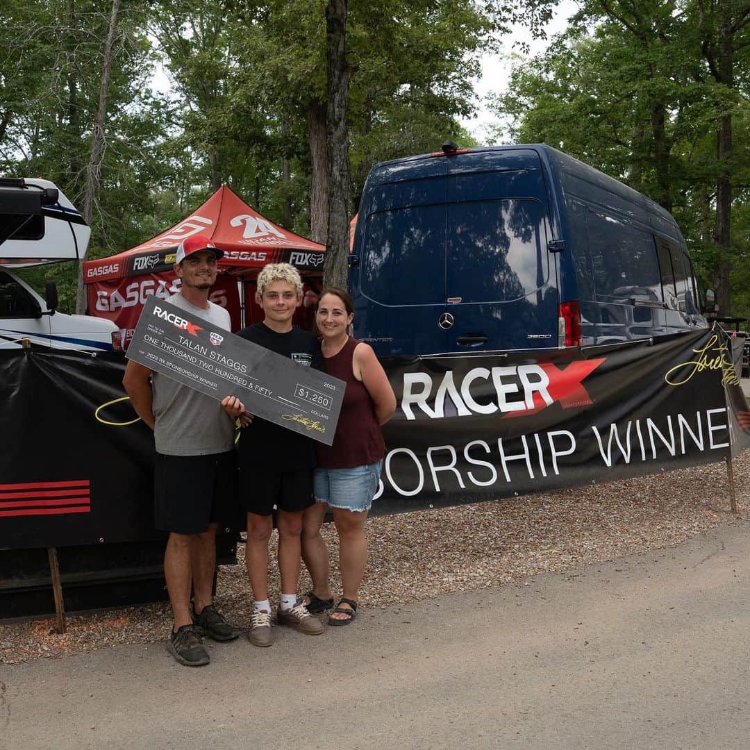 Racer X Onlineさんのインスタグラム写真 - (Racer X OnlineInstagram)「Talan Staggs is the Racer X @lorettalynnmx Sponsorship winner 🔥 This lucky family won a free facility permit, premium hookup placement, free class entry fee, and a free pit vehicle permit. Total value of $1,250! We’re stoked this went to a deserving family and excited to see this grow for years to come. Thanks for subscribing and good luck! 💪 #LLMX」8月3日 3時15分 - racerxonline