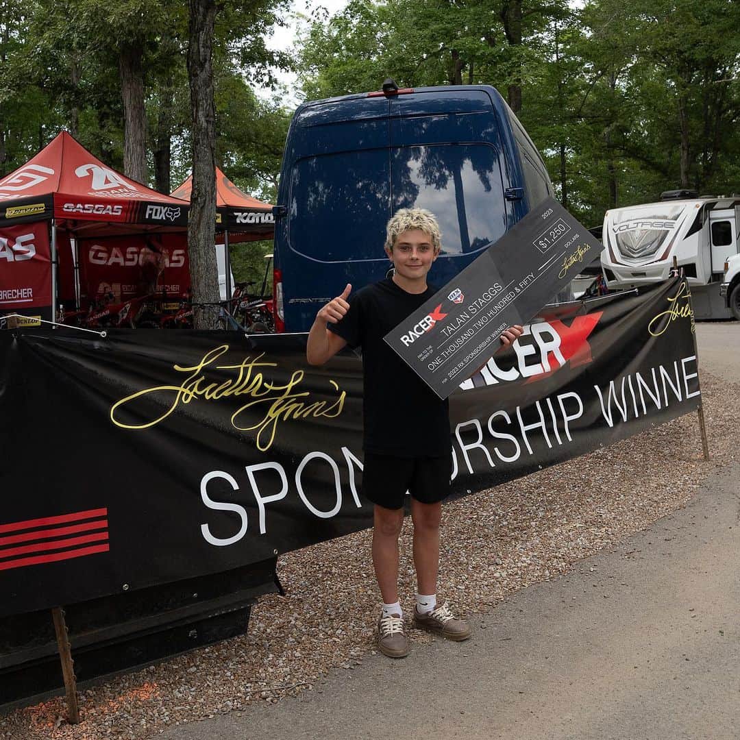 Racer X Onlineのインスタグラム：「Talan Staggs is the Racer X @lorettalynnmx Sponsorship winner 🔥 This lucky family won a free facility permit, premium hookup placement, free class entry fee, and a free pit vehicle permit. Total value of $1,250! We’re stoked this went to a deserving family and excited to see this grow for years to come. Thanks for subscribing and good luck! 💪 #LLMX」