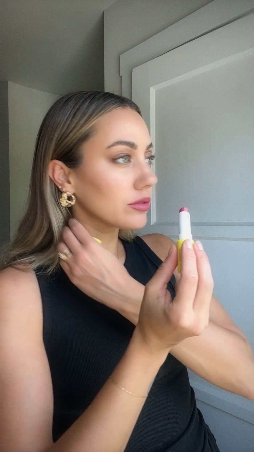 Camden Scottのインスタグラム：「SPF from start to finish using @supergoop unseen sunscreen as my base and finishing off with the new 100% Mineral SPF 30 Hydrating Lipshade available @sephora #SupergoopPartner #SephoraSquad #ad」