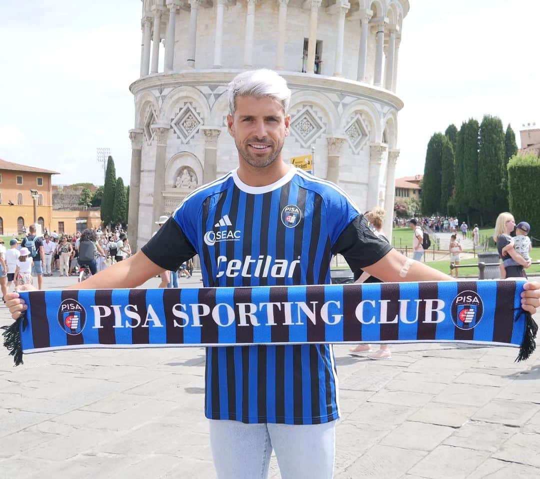 ミゲル・ヴェローゾのインスタグラム：「Non vedo l’ora di iniziare questa nuova avventura!  💪🏼⚫️🔵 #Pisa @pisasportingclub」