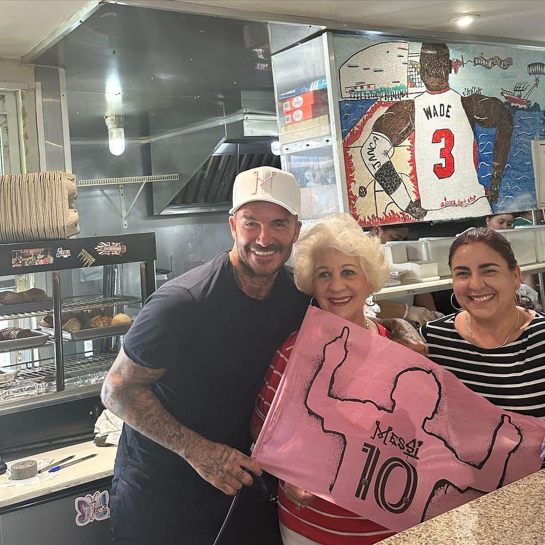 デビッド・ベッカムさんのインスタグラム写真 - (デビッド・ベッカムInstagram)「Leo’s & InterMiami’s biggest fans @enriquetas_sandwich_shop 🩷🖤 el mejor sandwich cubano y Cortadito ☕️🩷🖤 gente especial 🩷🖤」8月3日 3時19分 - davidbeckham