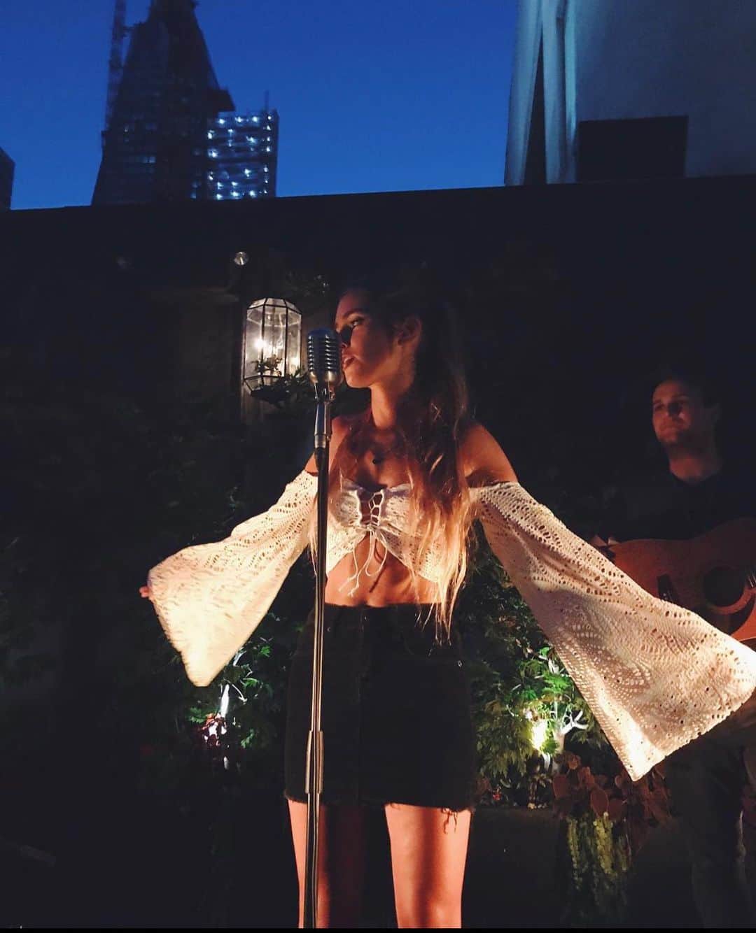 のインスタグラム：「APPLETON, WISCONSIN Acoustic sets 8/3- Mondo Wine Bar Listening Room 8/4 - OB’s Brau Haus 8/4 - Dr. Jekyll’s Bar 8/5 - Evergreen Listening Room   See you tomorrow! ❤️」