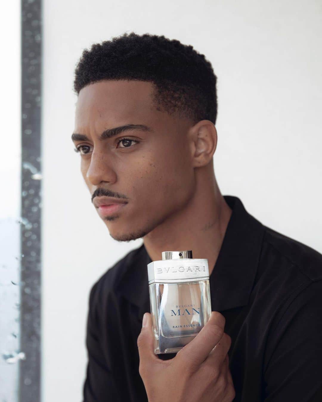 キース・パワーズのインスタグラム：「The power of rain captured with @bulgari MAN Rain Essence.   #bulgariparfums #bulgariMAN #rainessence #ad」