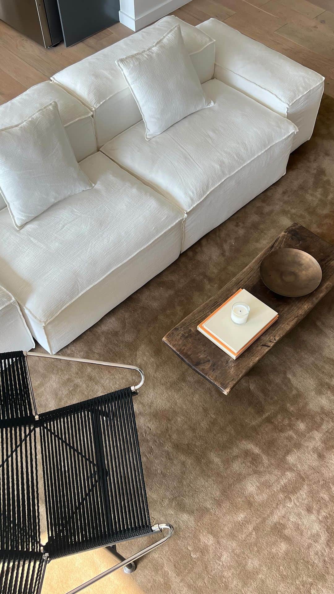 タイラー・ブラックバーンのインスタグラム：「This modular sofa from @sokahome_official is unlike anything I’ve owned. I love being able to customize the configuration to change it up. It’s so comfortable for a lazy day around the house. Visit sokahome.com and use discount code TYLERBLACKBURN to shop the entire selection. Visit sokahome.com and use discount code TYLERBLACKBURN to shop the entire selection.   #sokahome #freedomcollection #freedom」