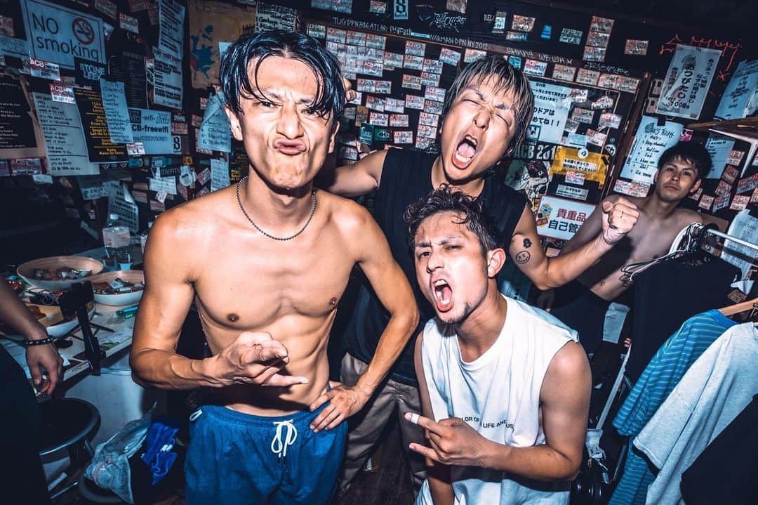 Bunta のインスタグラム：「DEEP CLOSE ＠新宿ACB HALL  平日から大丈夫かってくらい激しい灼熱のライブだった🤩 HERO COMPLEXとガッツリ2マンやれた事も含め最高な1日👍 こんなイベントを平日に組んでくれたLive Masters Inc.にも大感謝🫡  📷 @masaty_x   #totalfat #herocomplex #bandlife #livemasters」