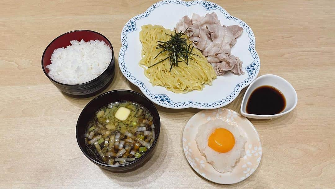 原いい日のインスタグラム：「✨㊗️完成㊗️✨ 【【【バターしゃぶつけ麺🧈🍜】】】 鶏しょうゆのつけ汁にバターを乗せて、トッピングは冷しゃぶ✨卵黄おろしポン酢につけてもいいし、つけ汁につけても美味い‼️ ご飯が進みすぎる🍚✨ ハ・ラ・ラーメン 〜ご飯に合う最強のつけ麺編〜 絶対的自信作が完成しました‼️💪 #ハララーメン #自作ラーメン  #おうちラーメン」